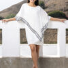 Vestido de fiesta Grecia color blanco con capa asimétrica y bordes de lentejuelas