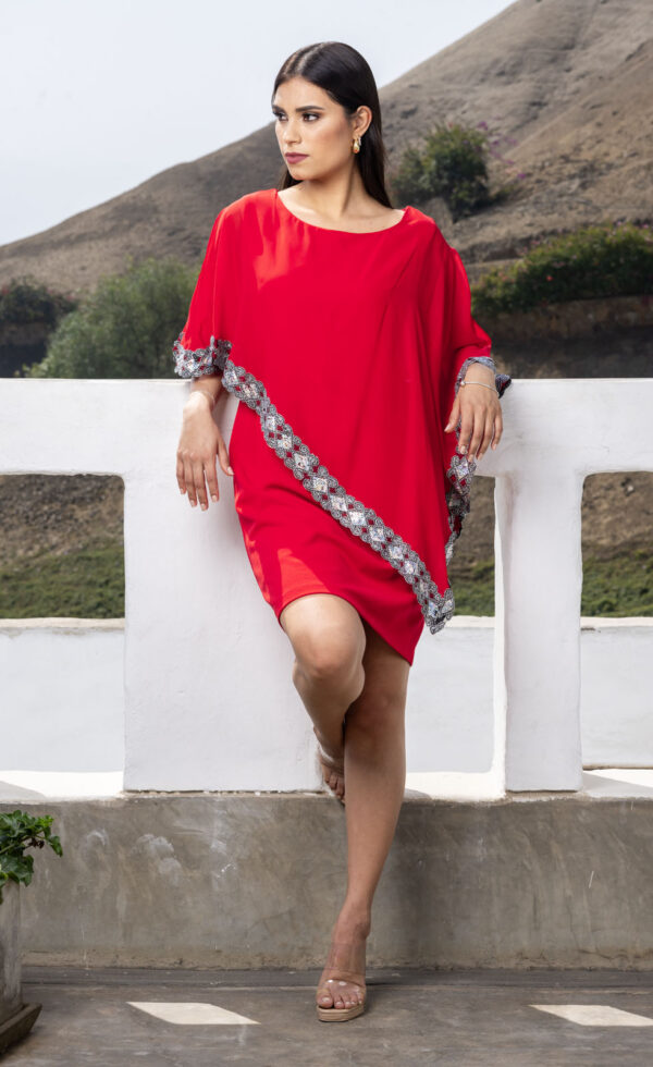 Vestido de fiesta Grecia con capa asimétrica y bordes de lentejuelas