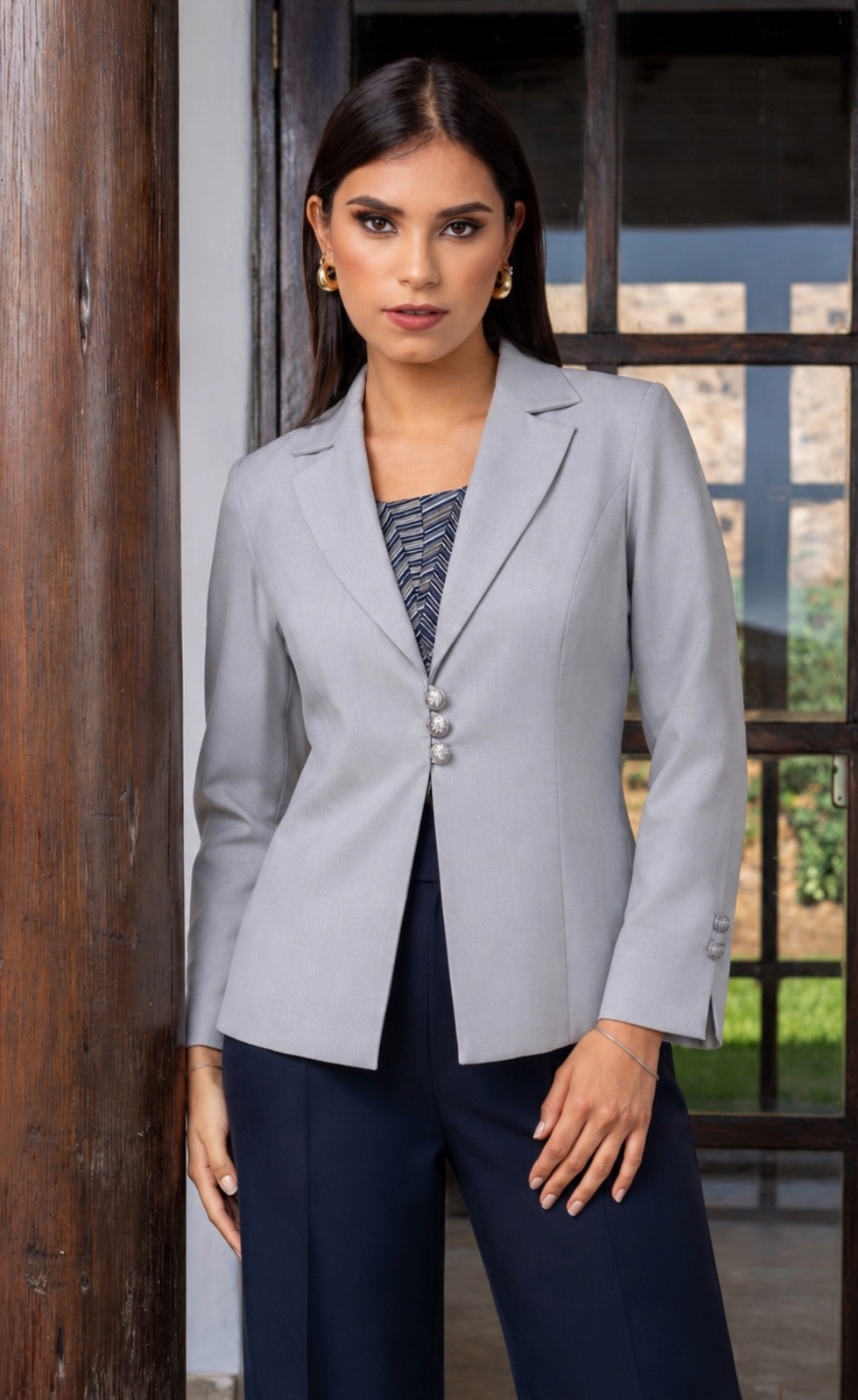 Blazer elegante mujer Mónica color plomo plata con diseño femenino