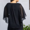 Vestido negro elegante modelo Luz Salomé con efecto capa vista posterior modelo Luz