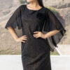 Vestido elegante negro con brillo dorado modelo Luz Salomé mangas de gasa americana