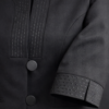 Detalle del blazer Geraldine negro, costuras finas y confección de alta calidad