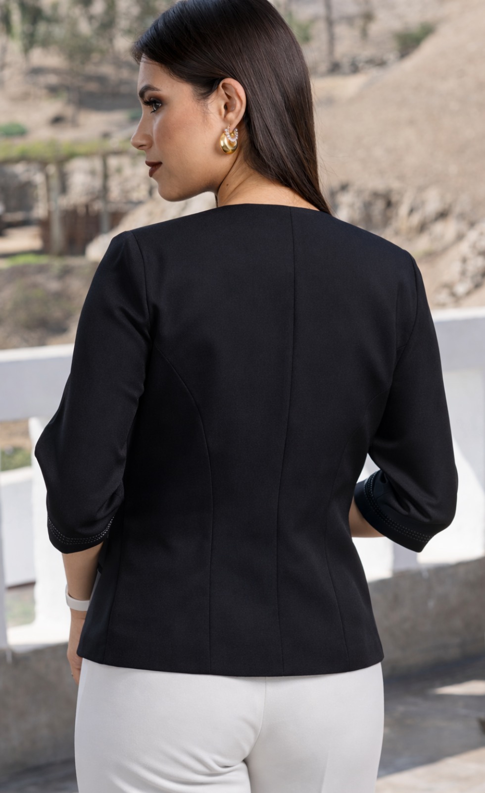Blazer negro modelo Geraldine, look profesional femenino con acabado premium y calce moderno