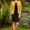 Detalle del blazer Geraldine mostaza, costuras finas y confección de alta calidad