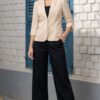 Blazer Blacky mujer beige con manga tres cuartos y un botón frontal | Salomé Perú