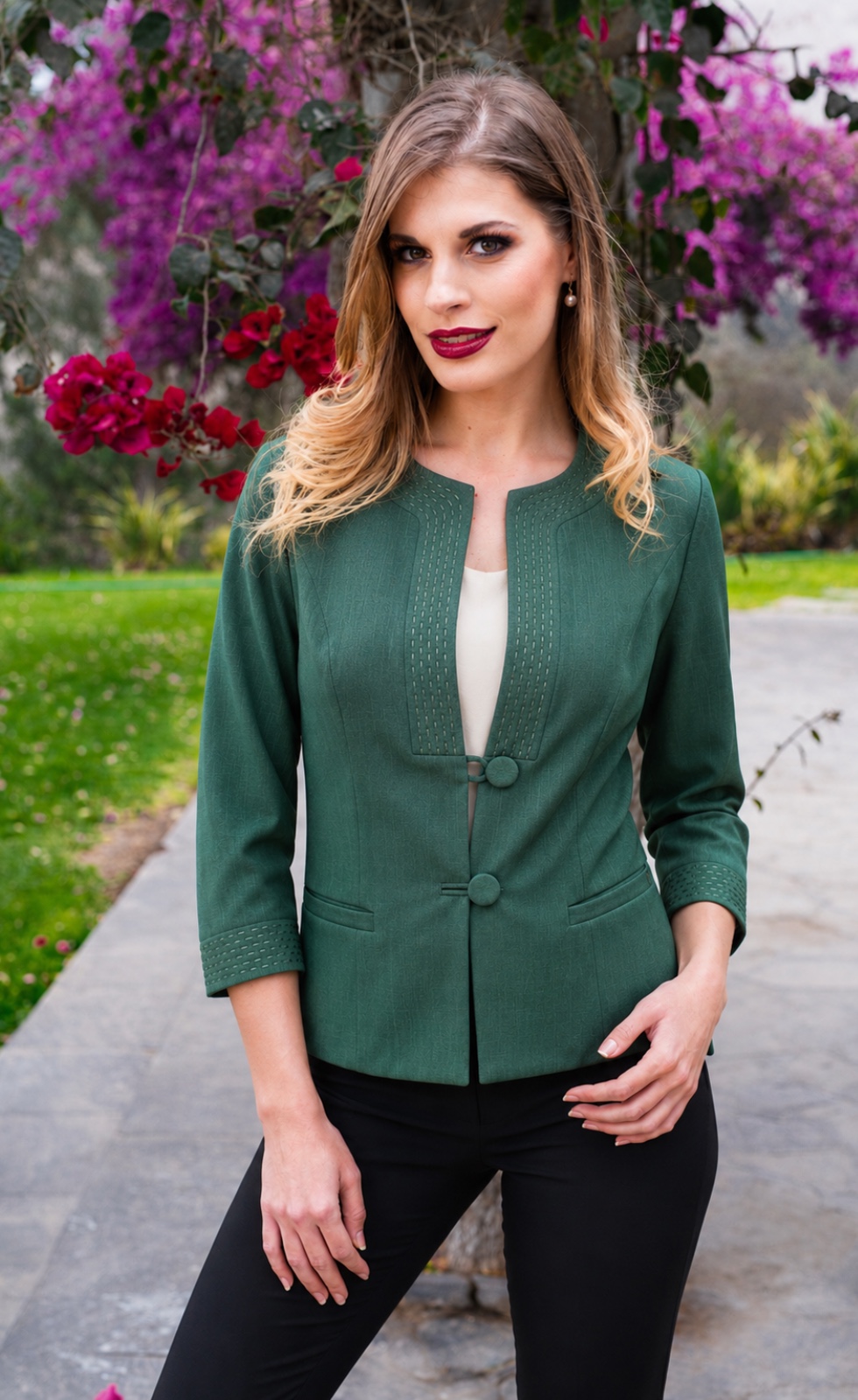 Blazer Geraldine color verde, ideal para oficina y reuniones, manga tres cuartos y estilo sofisticado