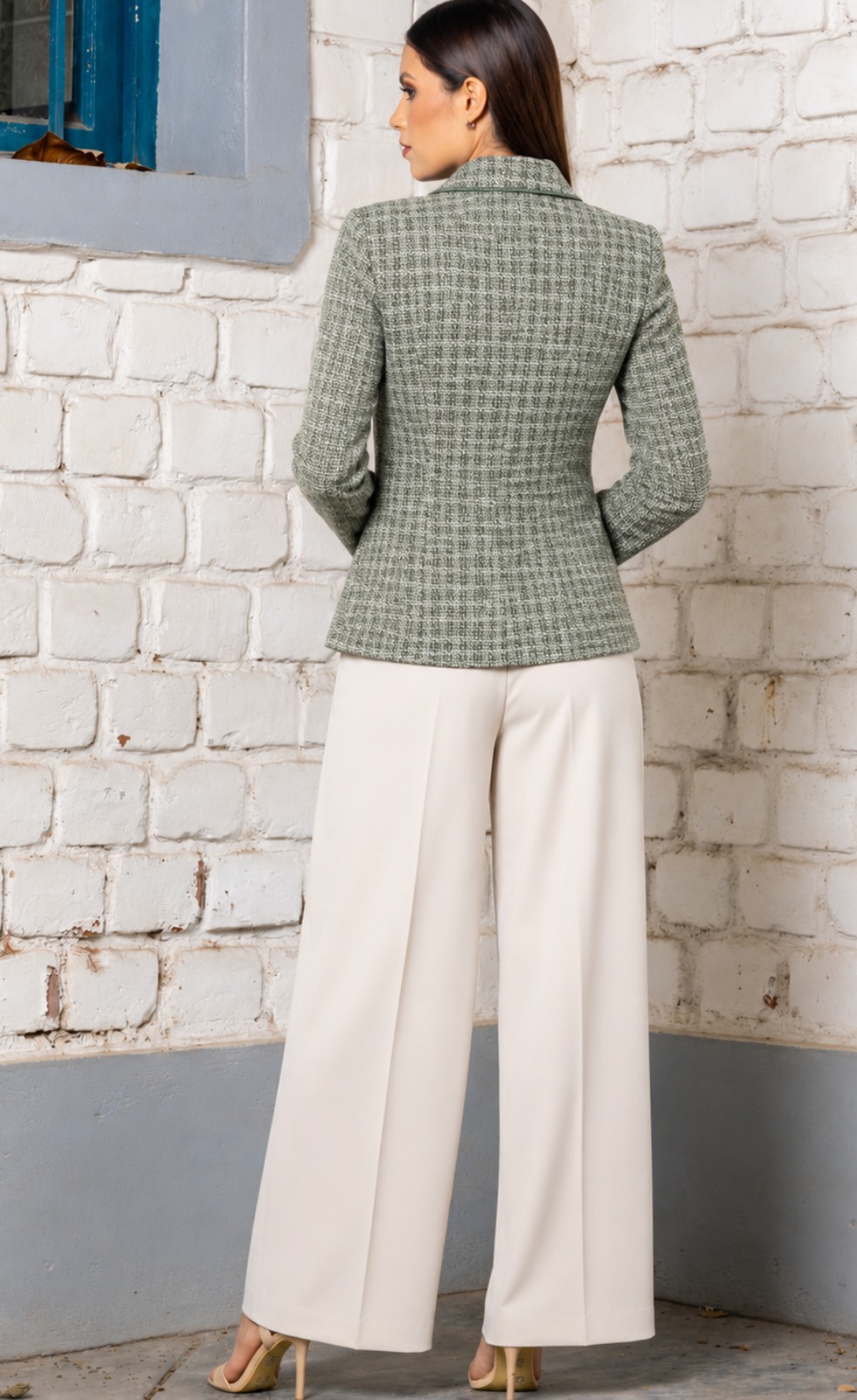 blazer silvia mujer combinado con pantalón claro