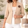 Blazer Frida beige de Salomé, detalle de solapa, broche y mangas